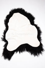 Lade das Bild in den Galerie-Viewer, Islandschaffell, Haarlänge 10-20 cm