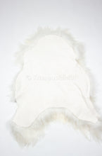 Lade das Bild in den Galerie-Viewer, Islandschaffell, Haarlänge 10-20 cm