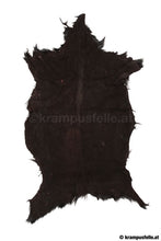 Lade das Bild in den Galerie-Viewer, Ziegenfell ausrasiert gefärbt, Haarlänge 10 cm