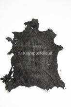 Lade das Bild in den Galerie-Viewer, Ziegenfell ausrasiert gefärbt